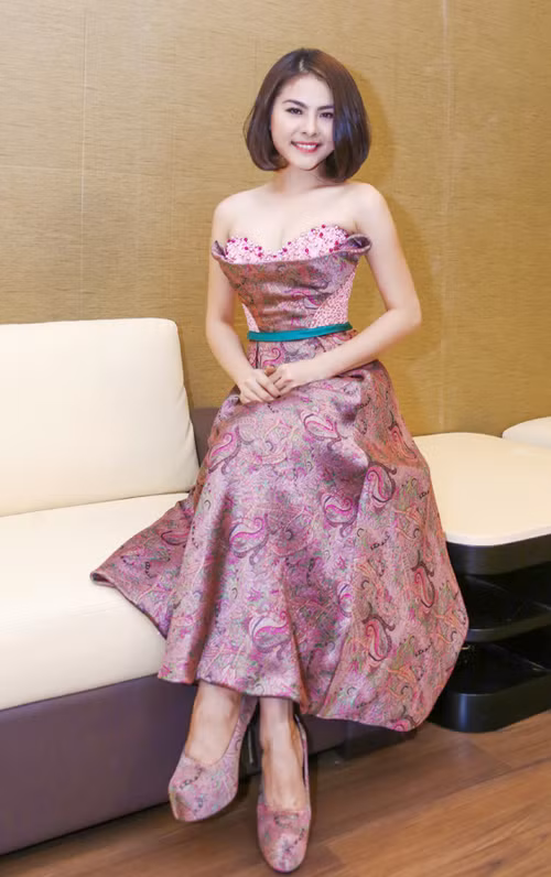 Vân Trang nhìn cá tính hơn rất nhiều với mái tóc ngắn uốn cụp.