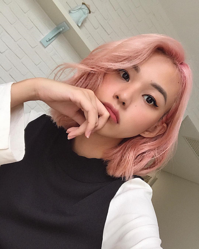 Phí Phương Anh vừa nhuộm tóc hồng để đón năm mới. Cô rất thích thay đổi màu sắc cho mái tóc bob của mình.