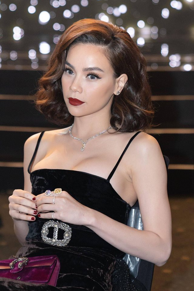 Kiểu tóc ngắn uốn xoăn cổ điển cộng hưởng vẻ ngoài sang chảnh đã giúp Hà Hồ khẳng định danh hiệu quý cô sành điệu.