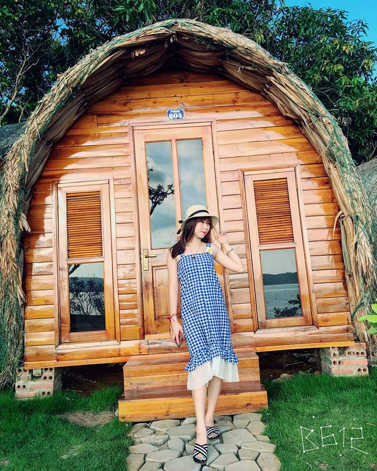 Cô diện váy kẻ karo hai dây dễ thương với phần chân váy cách điệu.