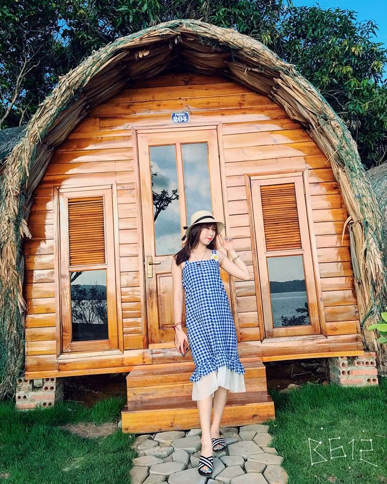 Cô diện váy kẻ karo hai dây dễ thương với phần chân váy cách điệu.