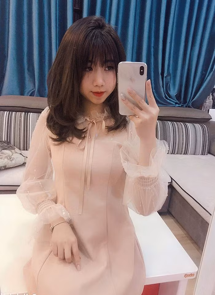Cô nàng diện váy màu kem điệu đà, xinh chẳng kém các hot girl.