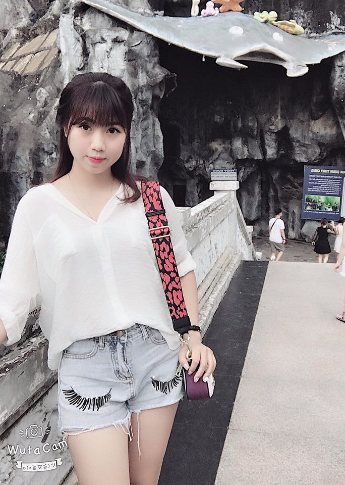 Cô nàng phối áo sơ mi trắng với quần short cá tính.