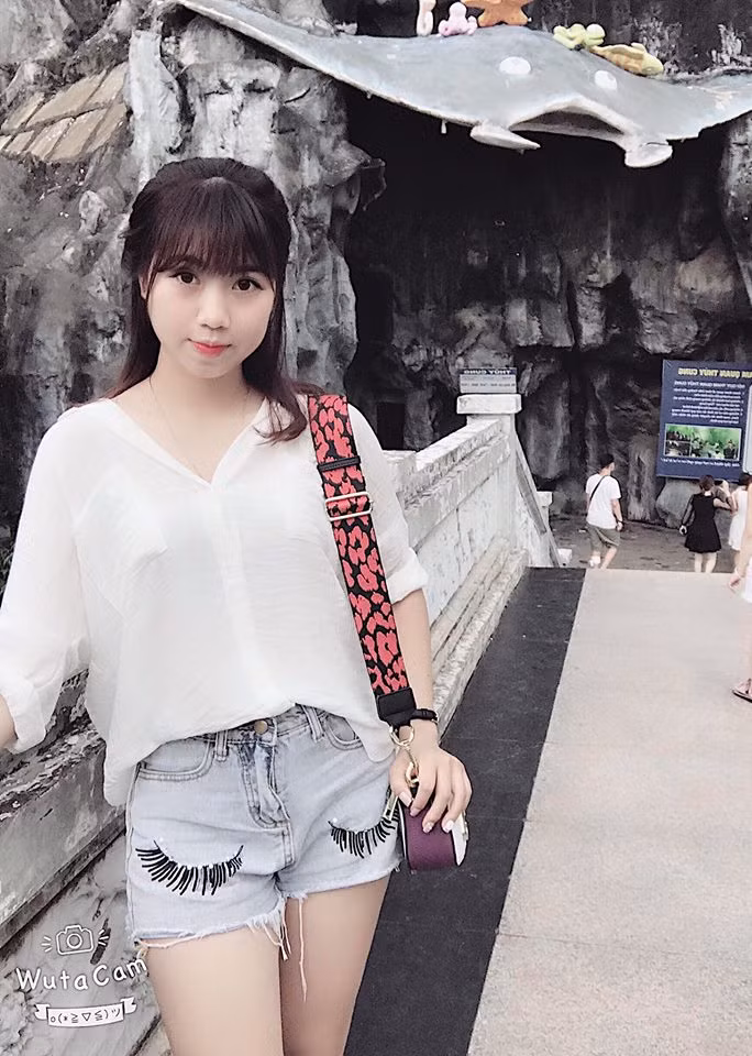 Cô nàng phối áo sơ mi trắng với quần short cá tính.