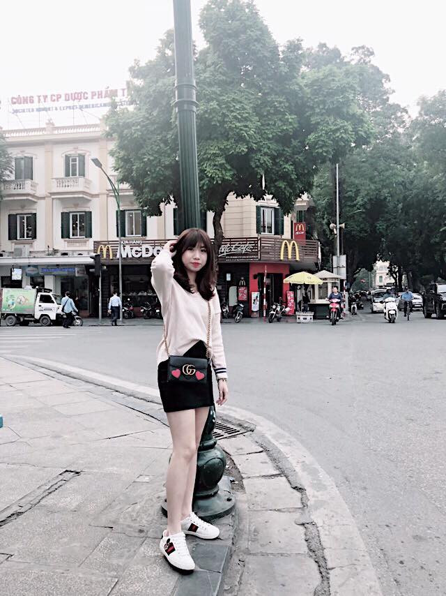 Cô mặc áo thun với quần short cực ngắn khéo khoe đôi chân dài miên man.