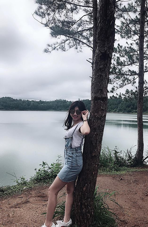 Cô mặc áo phông và yếm bò trông cực khỏe khoắn và trẻ trung. Ảnh: Internet.