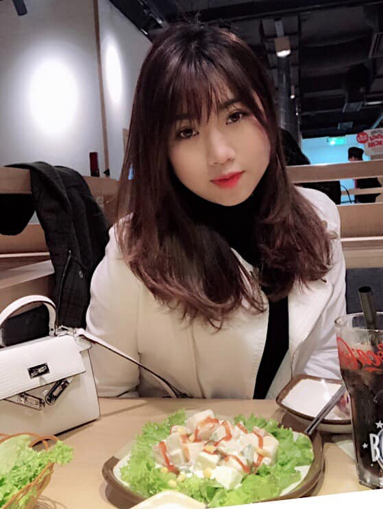 Nguyễn Nụ mặc áo khoác trắng và xách túi cùng tông màu trông rất thời thượng.