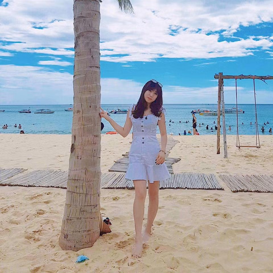 Nguyễn Nụ cũng khá ưu ái váy ngắn khi đi chơi biển.
