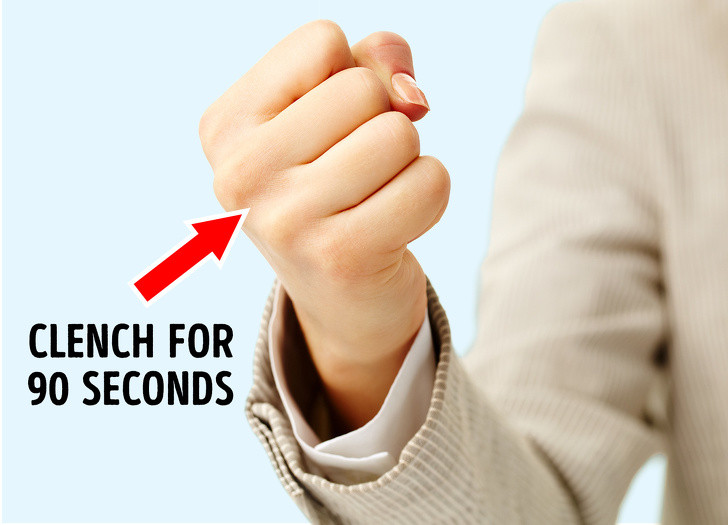 Nắm chặt tay: Các nhà tâm lý học Mỹ nói rằng nắm chặt bàn tay phải trong 90 giây giúp hình thành trí nhớ. Chuyển động tương tự ở bên trái có thể cải thiện việc thu hồi bộ nhớ. Kết luận này được đưa ra sau một thí nghiệm với 50 người trưởng thành, mọi người ghi nhớ tốt hơn từ một danh sách dài, trong khi siết chặt nắm tay.