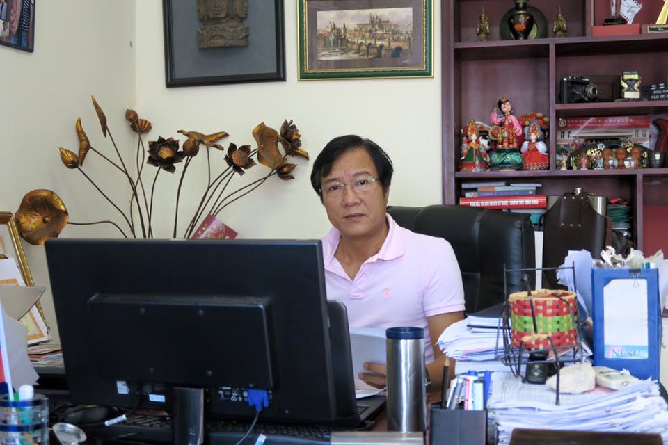 Trang phục phổ biến của nam diễn viên là áo phông với đủ các tông màu.