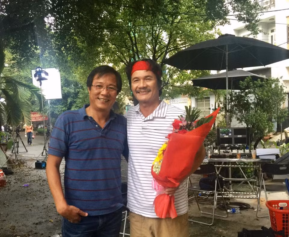 Bố chồng “Nàng dâu order” có cả bộ sưu tập áo phông với đủ các màu sắc.