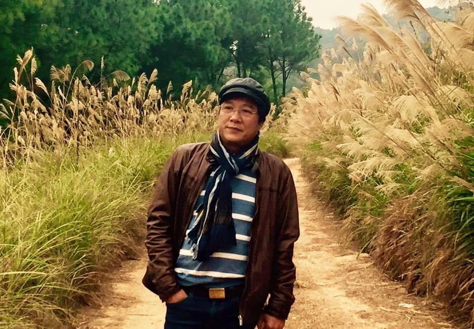 Nhờ cách ăn mặc trẻ trung mà không ai nghĩ nam nghệ sĩ đã 62 tuổi.