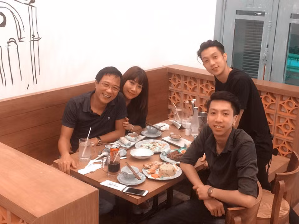 Vợ hai của anh rất thân với các con trai.