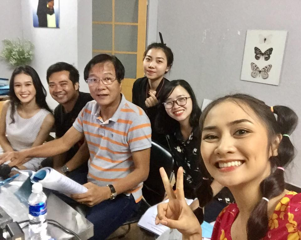 Áo phông xám kẻ cam giúp nam nghệ sĩ "ăn gian" tuổi thật.