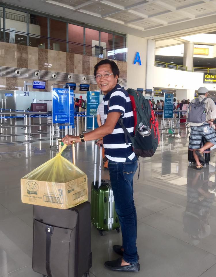 Ra sân bay, Trọng Trinh chọn áo phông phối với quần jean.