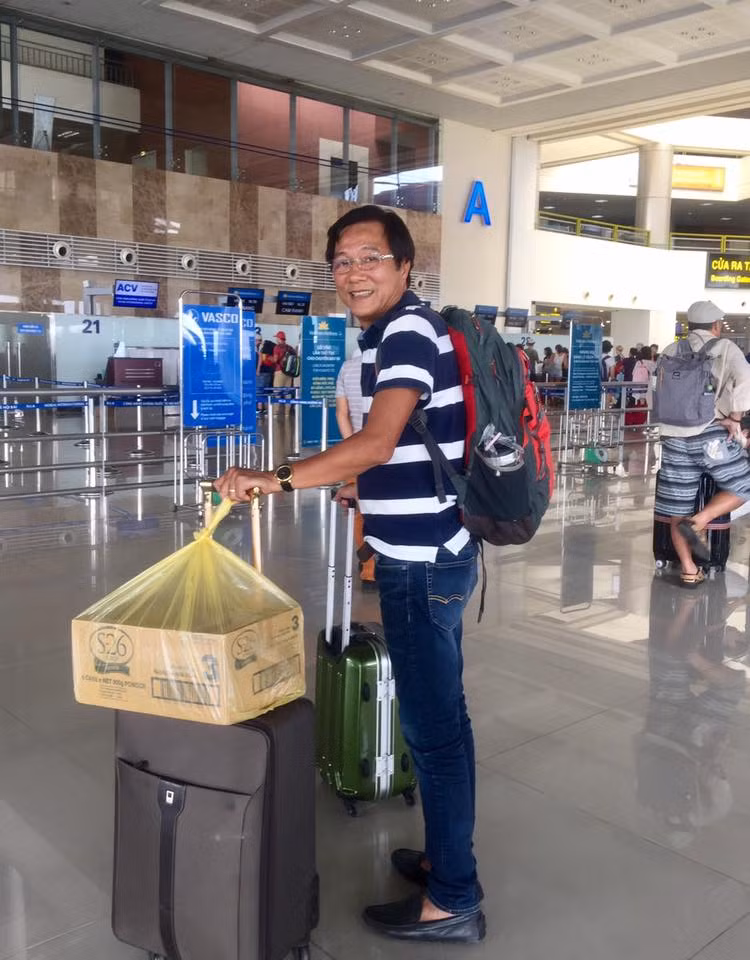 Ra sân bay, Trọng Trinh chọn áo phông phối với quần jean.