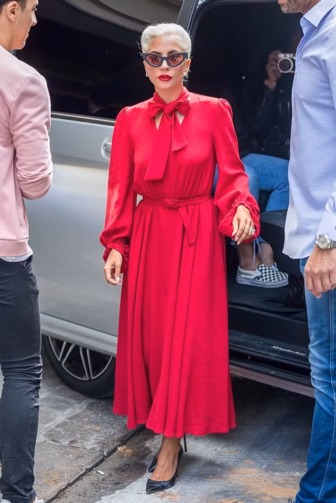 Váy xòe màu đỏ kiểu dáng cổ điển và đôi giày cao gót giúp nữ ca sĩ thêm “bánh bèo” và quyến rũ đến không ngờ.