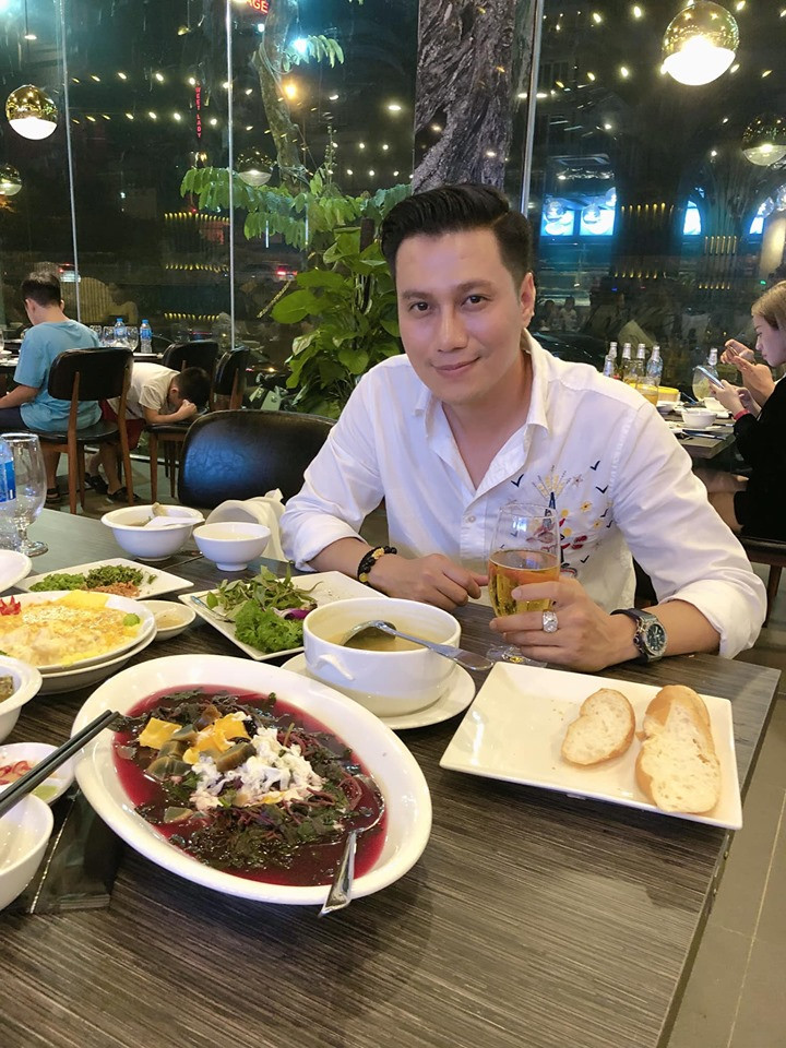 Trước khi đụng “dao kéo” làm đẹp, nam diễn viên sinh năm 1982 này đã sở hữu một ngoại hình điển trai, chuẩn soái ca. Vì vậy, khi Việt Anh công khai nhan sắc sau thẩm mỹ, người hâm mộ hết sức bất ngờ.