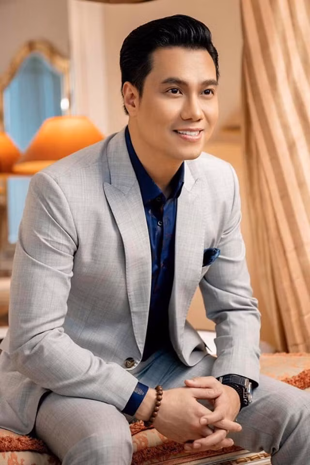 Tuy nhiên gần đây sau gần 3 tháng “dao kéo”, nhan sắc của nam diễn viên trông trẻ trung, nhẹ nhàng và thư sinh hơn trước nhiều.