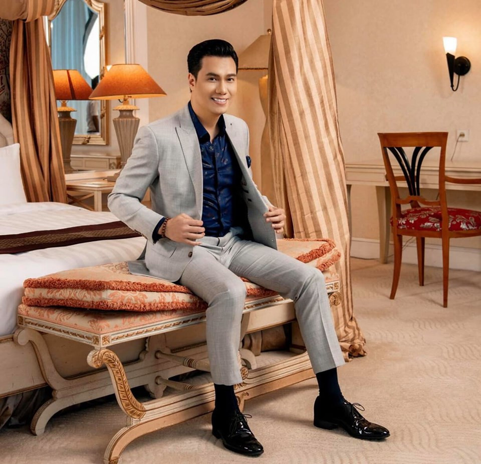 Thời gian mới phẫu thuật xong, gương mặt mới của Việt Anh còn sưng phồng hay cứng đờ nhưng dễ dàng thấy rất kém thon gọn và nam tính, xuống sắc. Thậm chí, với mái tóc hơi dài trông anh bị già đi.