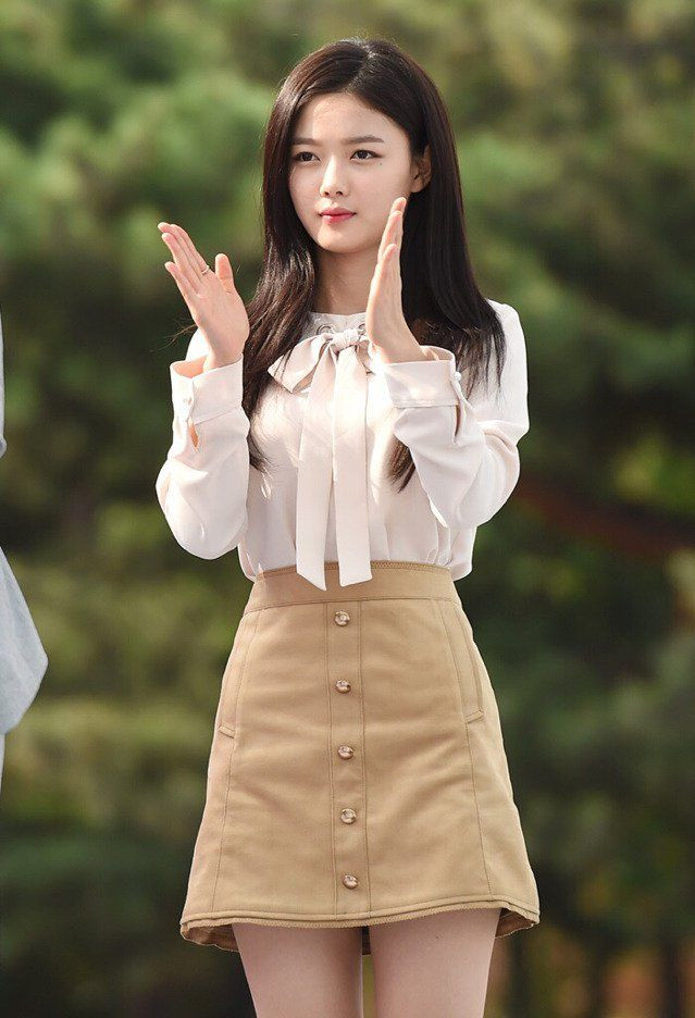 Cô nàng mặc áo sơ mi và chân váy chữ A vô cùng trẻ trung.