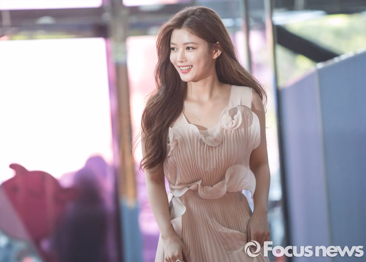 Kim Yoo Jung xuất hiện rạng rỡ trong chiếc váy xếp li màu kem.