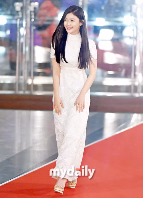 Các thiết kế được diễn viên lăng xê trở thành xu hướng và “cháy hàng”.