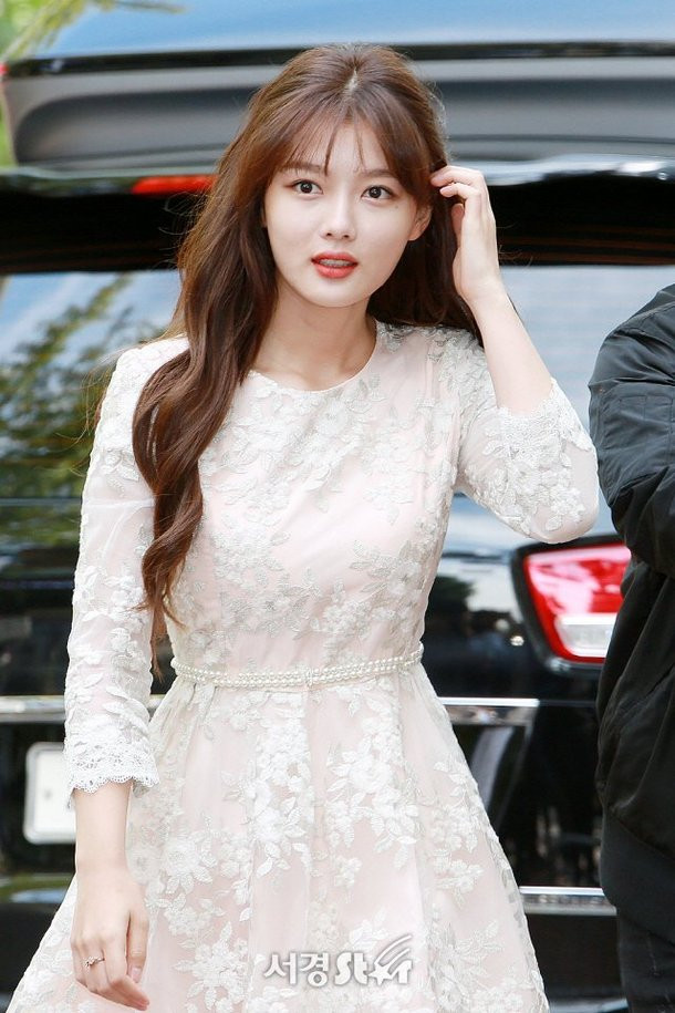 Khi đi sự kiện, Kim Yoo Jung thường chọn trang phục nhã nhặn và nữ tính.