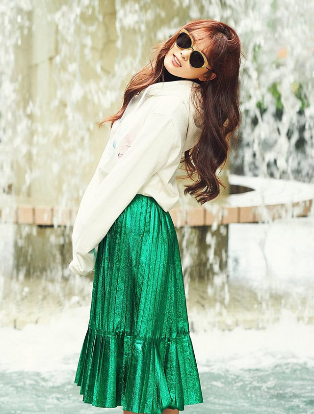 Nữ diễn viên sinh năm 1999 còn hay phối áo sơ mi với chân váy dài thướt tha.