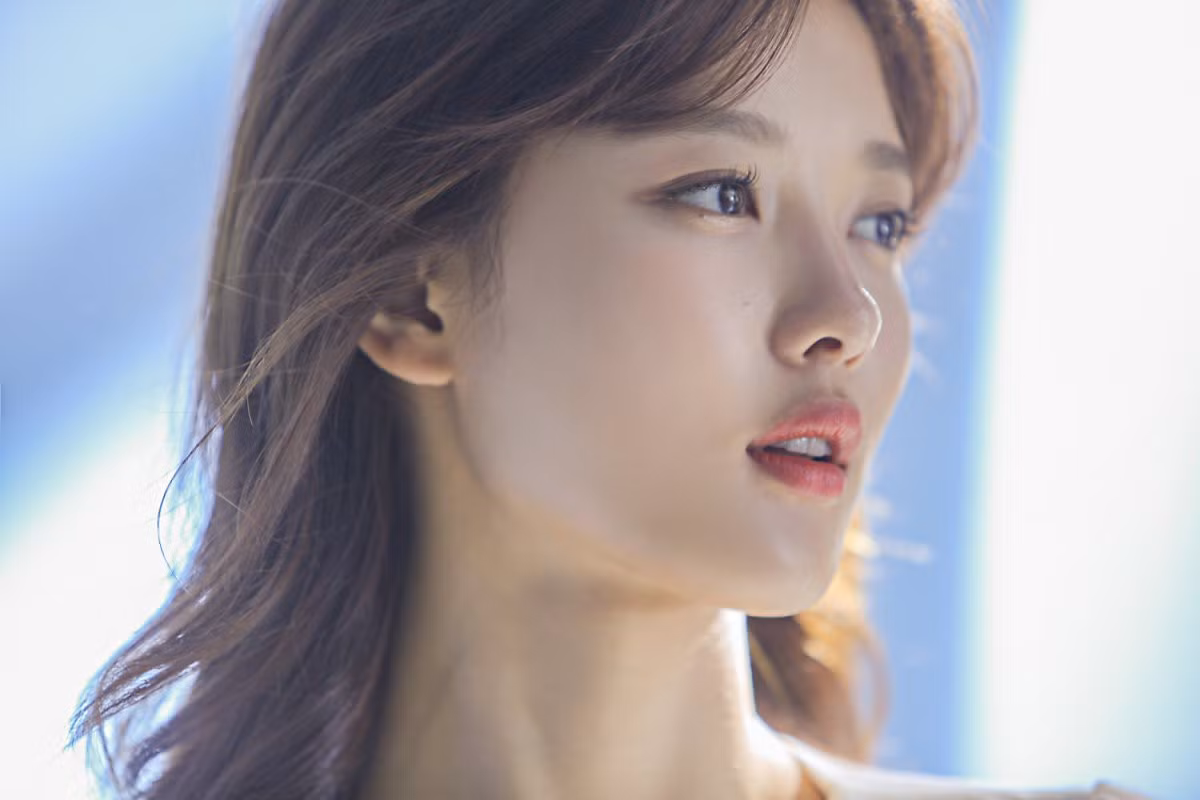 Vẻ đẹp tự nhiên không qua phẫu thuật thẩm mỹ của Kim Yoo Jung được xem là "của hiếm". Cô cao 1,64 m, mắt to và nụ cười rạng rỡ. 