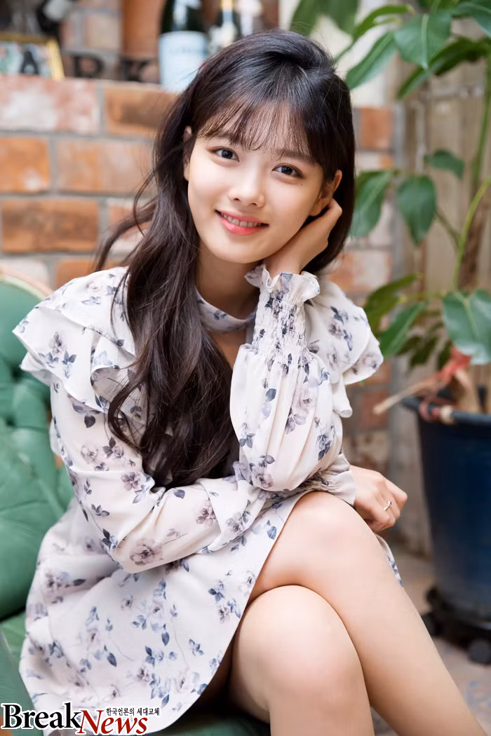 Cô thường để tóc xoăn lọn gợn sóng phù hợp với kiểu váy bánh bèo điệu đà.