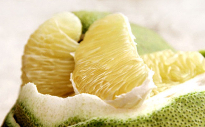 Bưởi chứa rất nhiều vitamin C, giúp tăng cường hệ miễn dịch. Các nghiên cứu đã chỉ ra rằng bưởi có thể làm giảm triệu chứng và sửa chữa các tổn thương của bệnh viêm khớp, tốt cho da dầu và tóc.