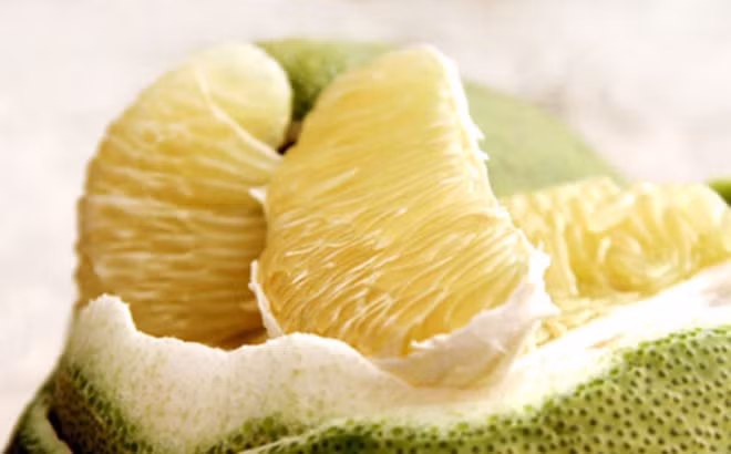 Bưởi chứa rất nhiều vitamin C, giúp tăng cường hệ miễn dịch. Các nghiên cứu đã chỉ ra rằng bưởi có thể làm giảm triệu chứng và sửa chữa các tổn thương của bệnh viêm khớp, tốt cho da dầu và tóc.