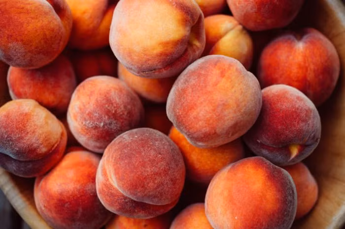 Đào: Người ta cũng hay ăn đào trong ngày Tết Đoan Ngọ. Chỉ 2 quả đào nhỏ cũng có thể cung cấp nhiều kali hơn 1 quả chuối, đồng thời chúng còn làm tăng sức mạnh của cơ và thần kinh.