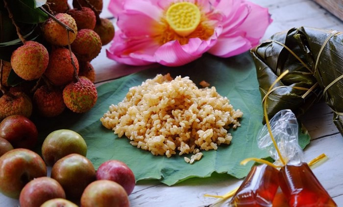 Những quả có vị chua dịu như mận, đào, vải... thường xuyên được sử dụng trong dịp Tết Đoan Ngọ. Những loại hoa quả ăn vào ngày Tết Đoan Ngọcó nhiều tác dụng đối với sức khỏe mà có thể bạn chưa biết.