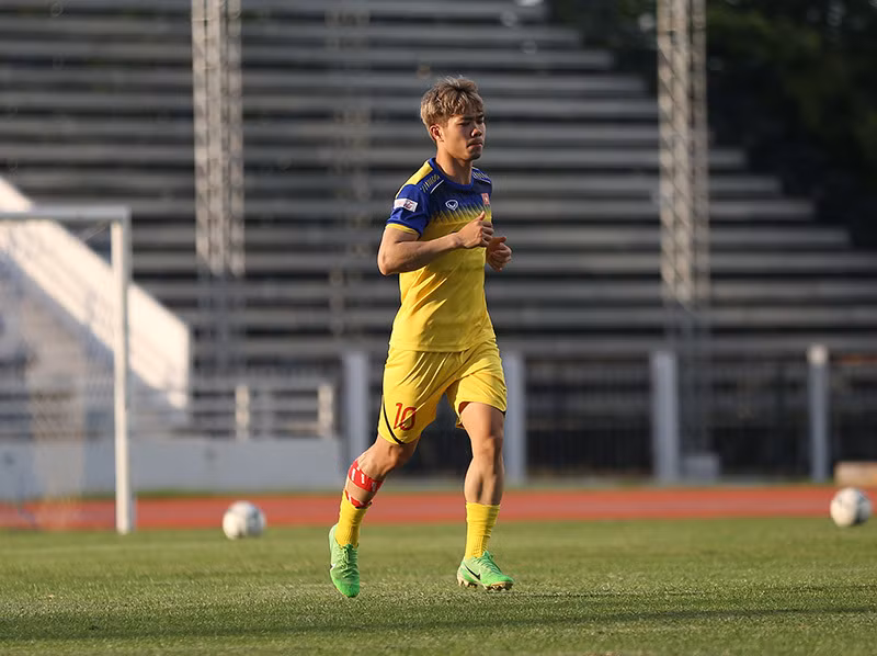 Doi hinh Viet Nam vs Curacao: Tuan Anh, Cong Phuong da chinh