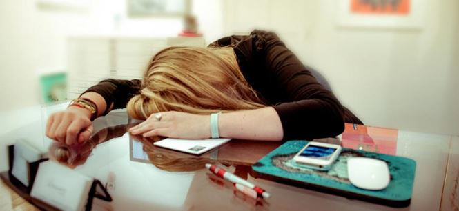 Mệt mỏi quá mức là triệu chứng cảnh báo ung thư buồng trứng. Điều này có thể xảy ra trước một tháng khi bệnh ung thư phát triển và trở nên nghiêm trọng. Vậy, khi có dấu hiệu này, nhất định bạn phải đi khám để biết rõ tình trạng của mình.