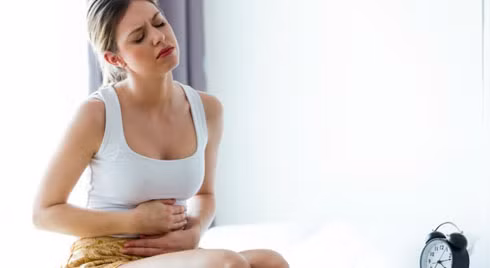 Đau bụng thường xuyên: Đau vùng bụng hoặc xương chậu là dấu hiệu bạn không nên xem nhẹ dù là đau nhiều hay ít. Nếu cảm thấy đau đớn ở vùng xương chậu, các cơn đau tấn công liên tục trong 2 tuần hoặc lâu hơn thì hãy đi khám ngay. Vì đây rất có thể là dấu hiệu ung thư buồng trứng.