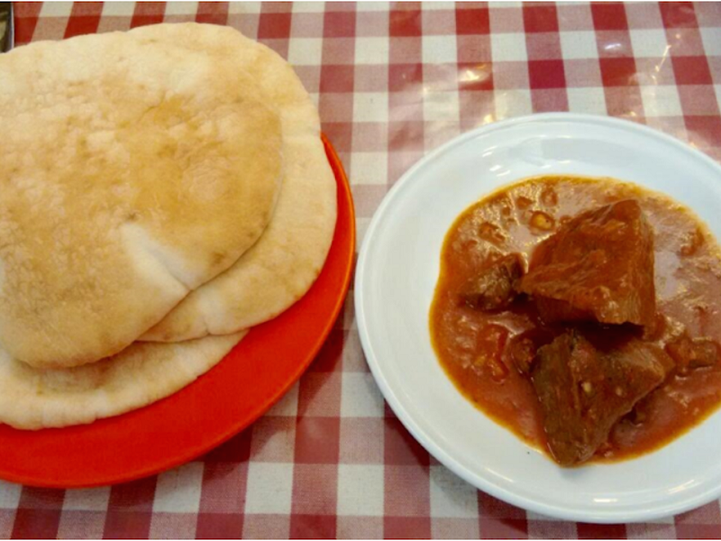 Phổi thịt bê: Với người dân Israel thì đây là một đặc sản mà bất cứ du khách nào cũng không nên bỏ qua khi đặt chân đến đây. Phổi thịt bê được hầm nhiều giờ với ớt đỏ, hành tây, tỏi và mùi tây. Vị cay nồng của nước sốt sẽ khiến bạn quên đi vị khó ăn của miếng phổi. Món ăn này thường được phục vụ kèm bánh mì pitta nóng. 