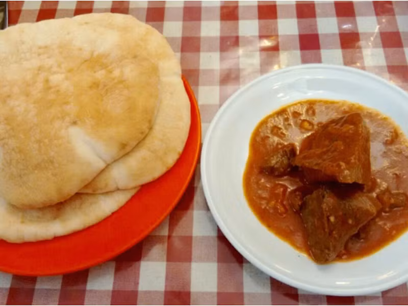 Phổi thịt bê: Với người dân Israel thì đây là một đặc sản mà bất cứ du khách nào cũng không nên bỏ qua khi đặt chân đến đây. Phổi thịt bê được hầm nhiều giờ với ớt đỏ, hành tây, tỏi và mùi tây. Vị cay nồng của nước sốt sẽ khiến bạn quên đi vị khó ăn của miếng phổi. Món ăn này thường được phục vụ kèm bánh mì pitta nóng. 