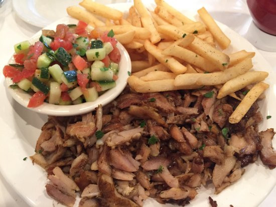 Schwarma: Cái tên Schwarma trong tiếng Ả rập có nghĩa là “quay” vì khi làm món schwarma, người ta xiên thịt cừu, thịt gà, thịt bò thành tảng lớn dạng đứng rồi quay trong nhiều giờ. Khi ăn, người ta sẽ cắt dần dần lớp ngoài chín trước, bạn có thể thấy cách làm món này tương tự như ở các quầy bánh mì doner kebab.