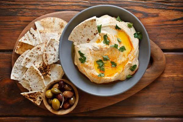 Hummus, hay còn được gọi là sốt kem đậu gà, làm từ đậu gà (chickpea) nấu chín nghiền nhuyễn trộn với xốt tahini, dầu ô liu, nước cốt chanh muối và tỏi. Theo cách truyền thống món sốt này được bày trong một đĩa lớn, có rưới thêm dầu ôliu và một số rau gia vị, ăn kèm với bánh mỳ pita tươi, hành, cà chua, salad dưa leo và falafel.