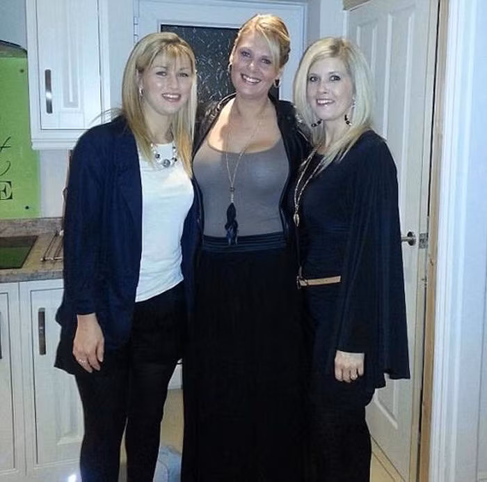 Những lỗ xung quanh núm vú ngày một xuất hiện nhiều hơn và to hơn. Khi ấy, ngực của cô chuyển thành màu đen và màu hồng, thủng lỗ chỗ và da như bị kéo dài ra. Do để quá lâu nên toàn bộ phần cấy ghép đã bị phá hủy hoàn toàn, vỡ tung và làm đứt cả một bên núm vú.