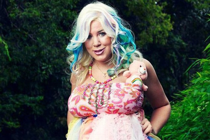 Tháng 3/2012, ngôi sao truyền hình người Thụy Điển - Lina Hellqvist đã bất ngờ bị nổ ngực trong khi quay phim cho một show truyền hình thực tế.