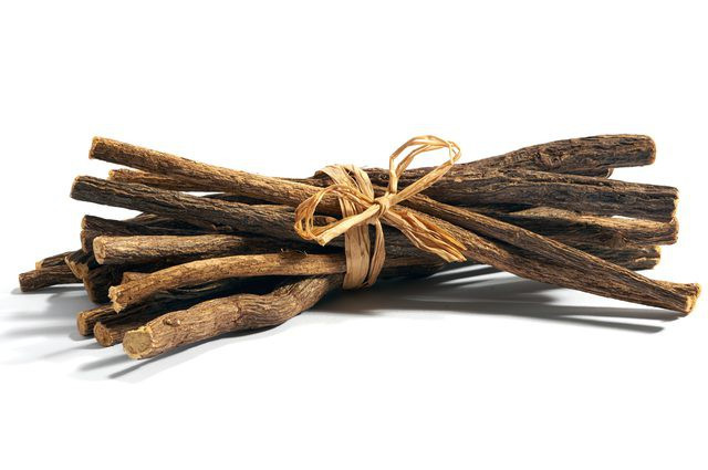 Theo các nghiên cứu, cam thảo có tính chống viêm và chiết xuất của nó có lợi cho điều kiện viêm cấp tính và mãn tính như viêm khớp.