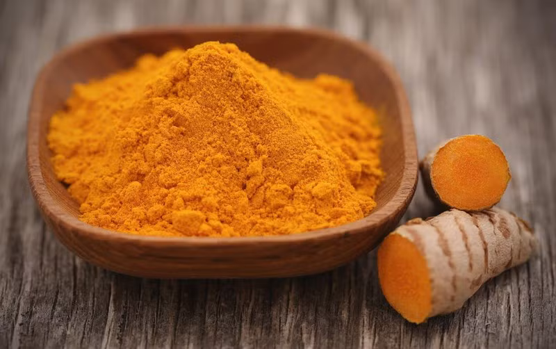 Nghệ là một trong những loại gia vị được biết đến để chữa bệnh viêm khớp. Bên trong nghệ có chứa curcumin, một hoạt chất có tính chống viêm. Uống một ly nước nóng pha thêm nghệ 1-2 lần/ngày sẽ có tác dụng giảm đau hiệu quả cho những người bị viêm khớp.