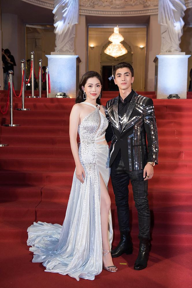 Cô sánh vai bạn trai - nam diễn viên Bình An trên thảm đỏ.