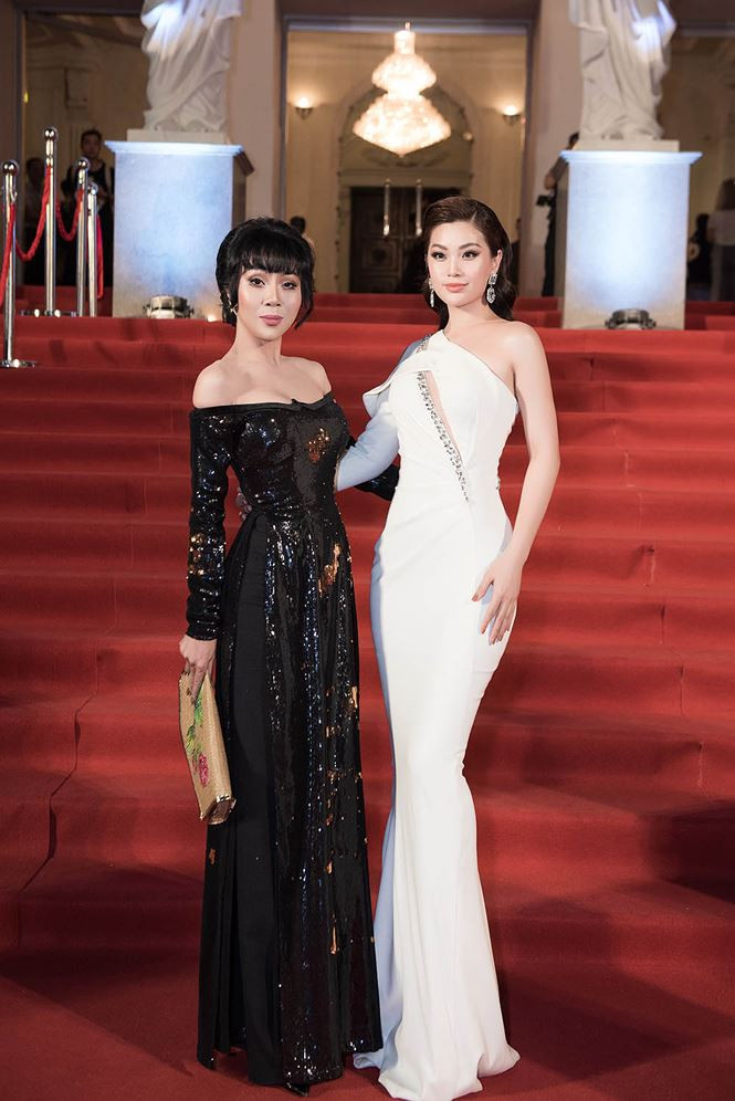 Diễm Trang hội ngộ MC Trác Thuý Miêu trên thảm đỏ.
