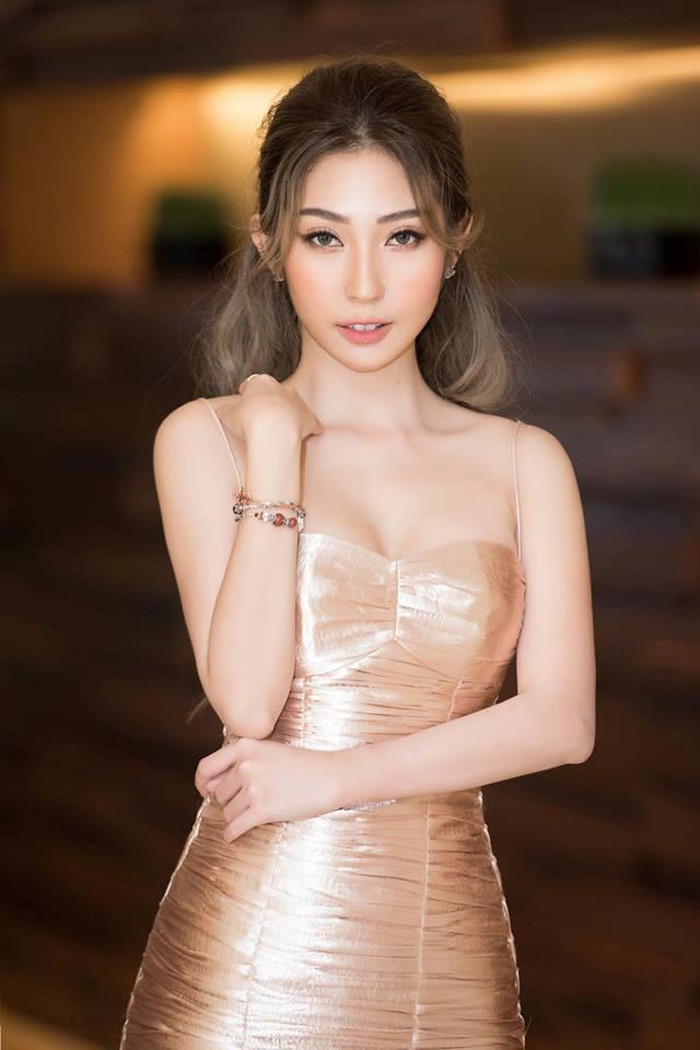 Gu thời trang đời thường của Khổng Tú Quỳnh cũng trở nên phóng khoáng, sexy hơn. Cô thường diện những thiết kế ôm sát hoặc khoét lưng, trễ ngực để khoe lợi thế hình thể