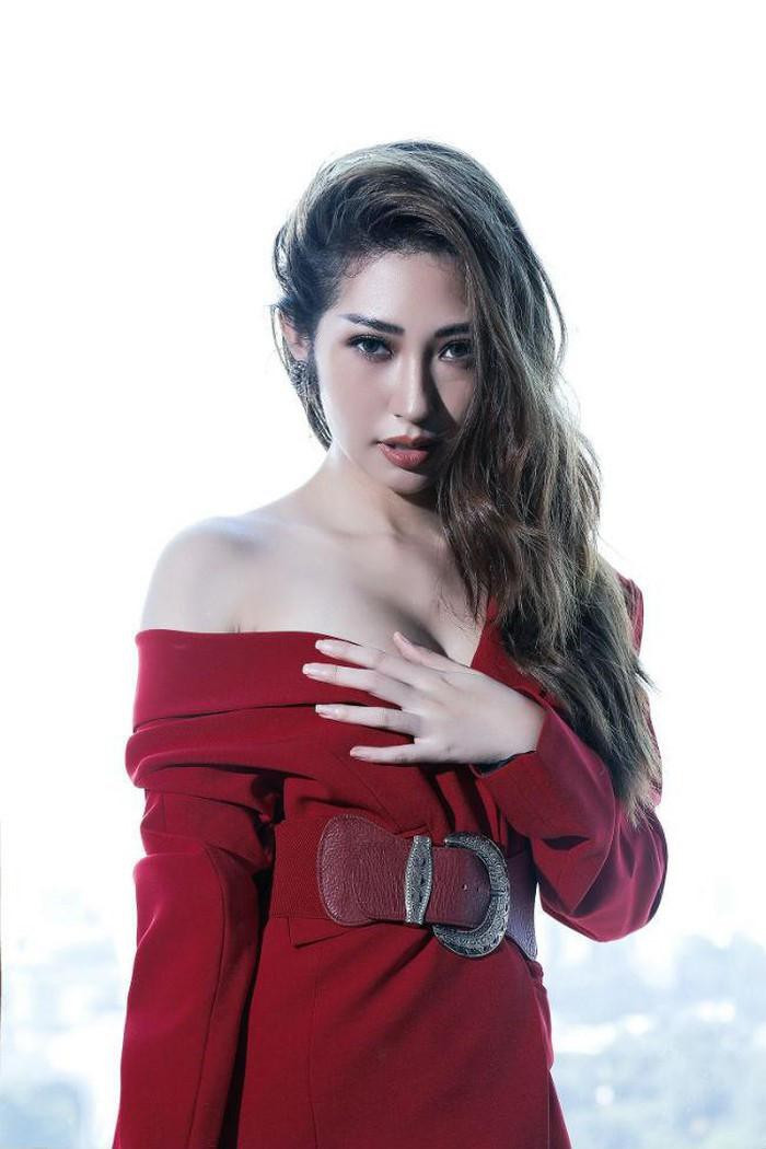 Váy lệch vai đỏ khoe khéo vòng một đầy đặn của nữ ca sĩ.